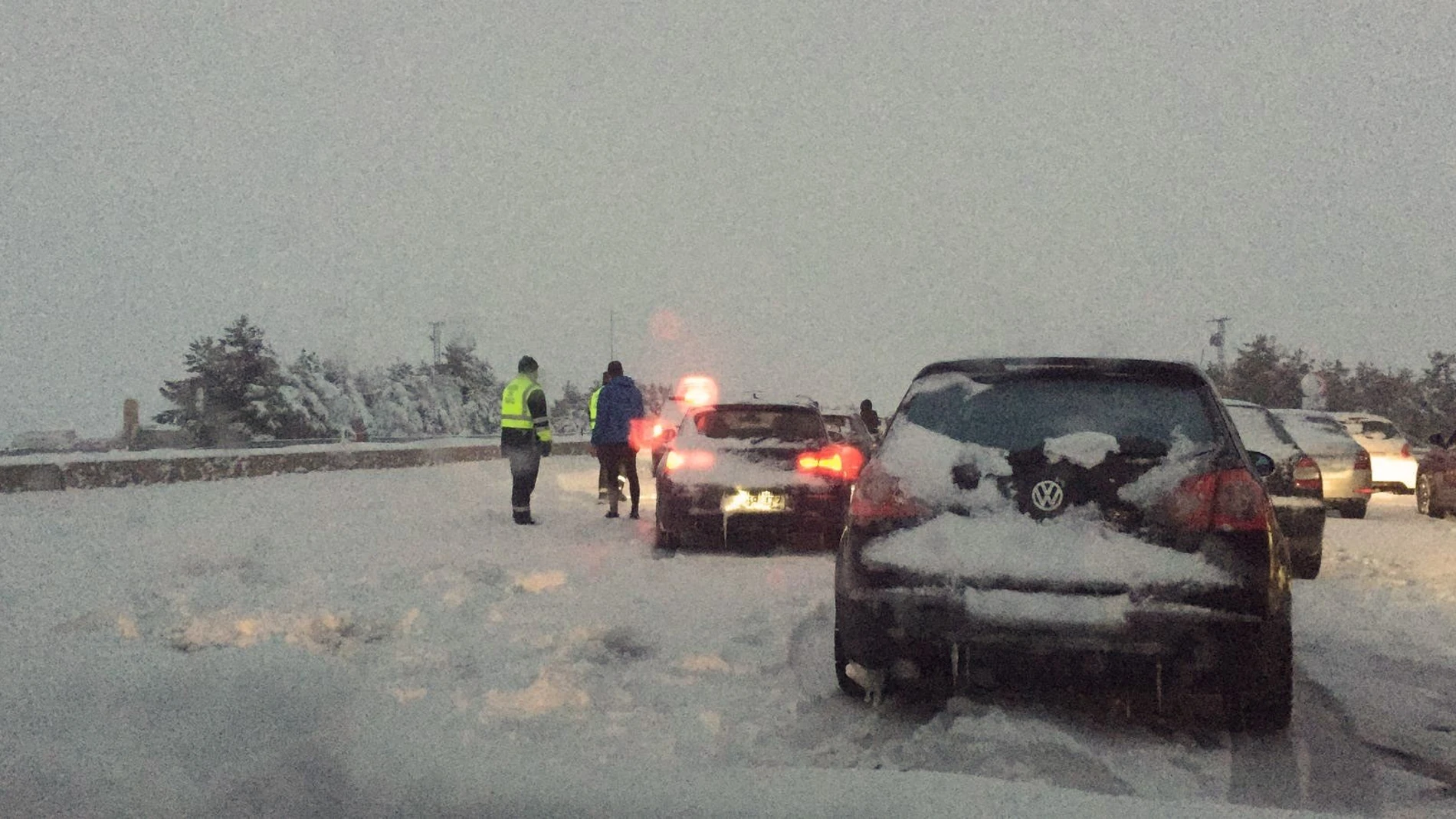 Fotografía facilitada por un conductor retenido en la A-6, a la altura del Km 75, en sentido Madrid Fotografía facilitada por un conductor retenido en la A-6, a la altura del Km 75, en sentido Madrid