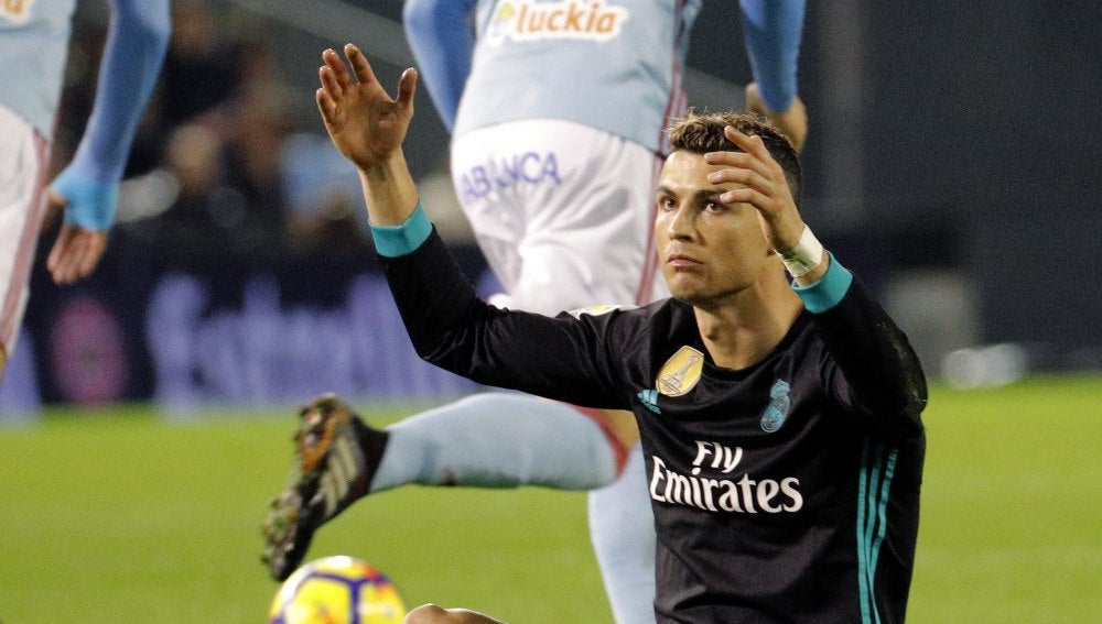 Cristiano Ronaldo se lamenta tras fallar una ocasión
