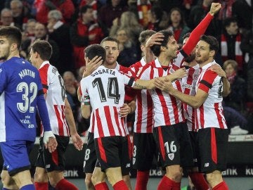 El Athletic celebrando el gol de Etxeita