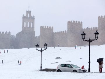 Vista de las murallas de Ávila cubiertas de nieve con la nevada de ayer.