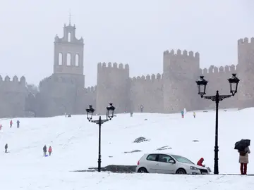Vista de las murallas de Ávila cubiertas de nieve con la nevada de ayer. Vista de las murallas de Ávila cubiertas de nieve con la nevada de ayer.