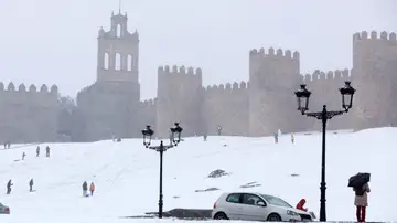 Vista de las murallas de Ávila cubiertas de nieve con la nevada de ayer. Vista de las murallas de Ávila cubiertas de nieve con la nevada de ayer.