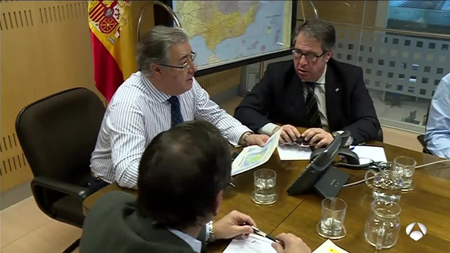 El Gobierno defiende que "está poniendo todos los esfuerzos" para resolver la situación en las carreteras por las nevadas El Gobierno defiende que "está poniendo todos los esfuerzos" para resolver la situación en las carreteras por las nevadas