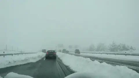 Temporal.- Más de 240 efectivos de la UME trabajan para rescatar a los vehículos atrapados en la nieve en la AP-6 Temporal.- Más de 240 efectivos de la UME trabajan para rescatar a los vehículos atrapados en la nieve en la AP-6