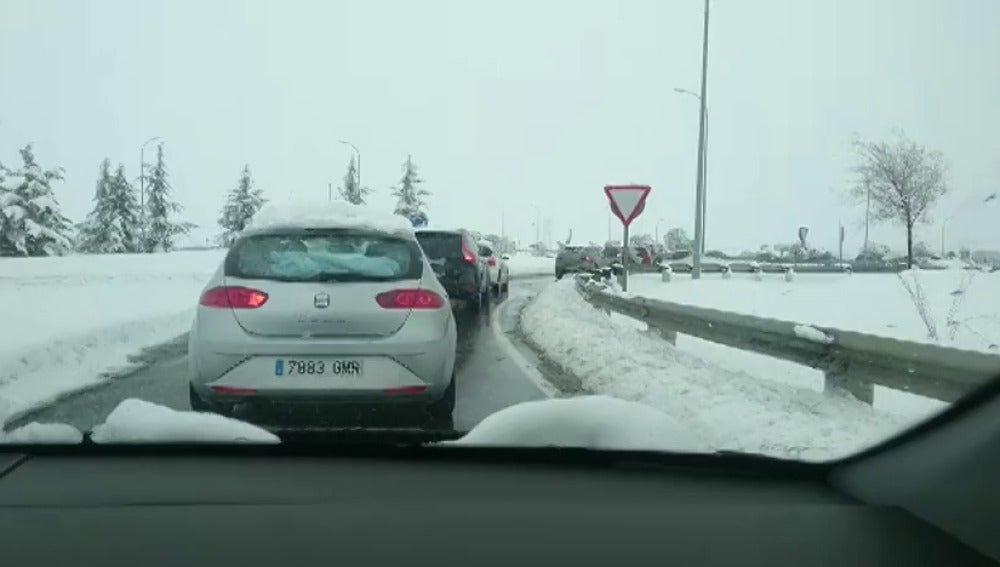 Indignación de la gente atrapada en sus coches por la nevada: "Sin gasolina y sin comida. Horas atrapados. ¿Pagar peaje para eso?"