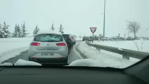 Indignación de la gente atrapada en sus coches por la nevada: "Sin gasolina y sin comida. Horas atrapados. ¿Pagar peaje para eso?" Indignación de la gente atrapada en sus coches por la nevada: "Sin gasolina y sin comida. Horas atrapados. ¿Pagar peaje para eso?"
