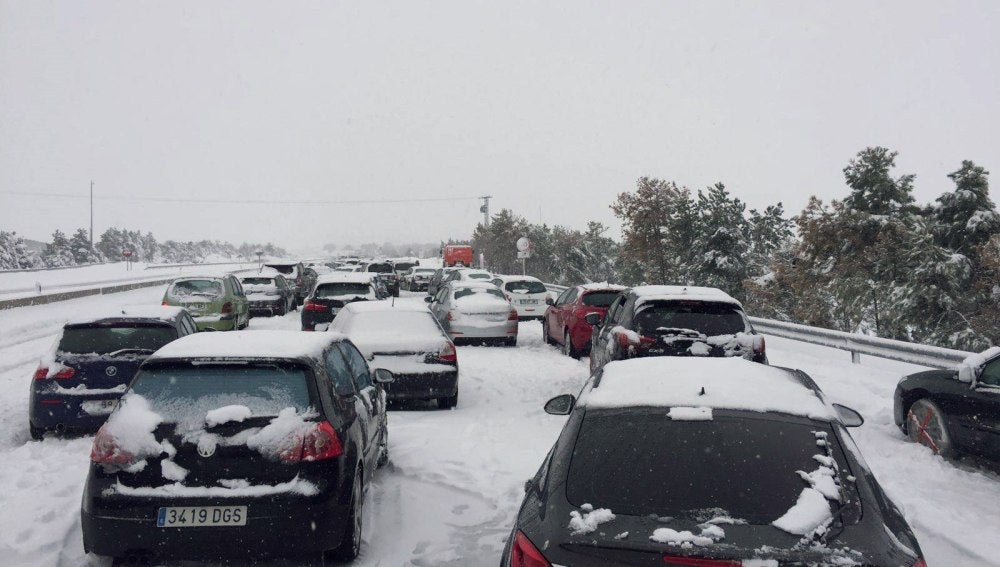 Coches atrapados en la AP-6 por la nieve