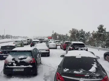 Coches atrapados en la AP-6 por la nieve Coches atrapados en la AP-6 por la nieve