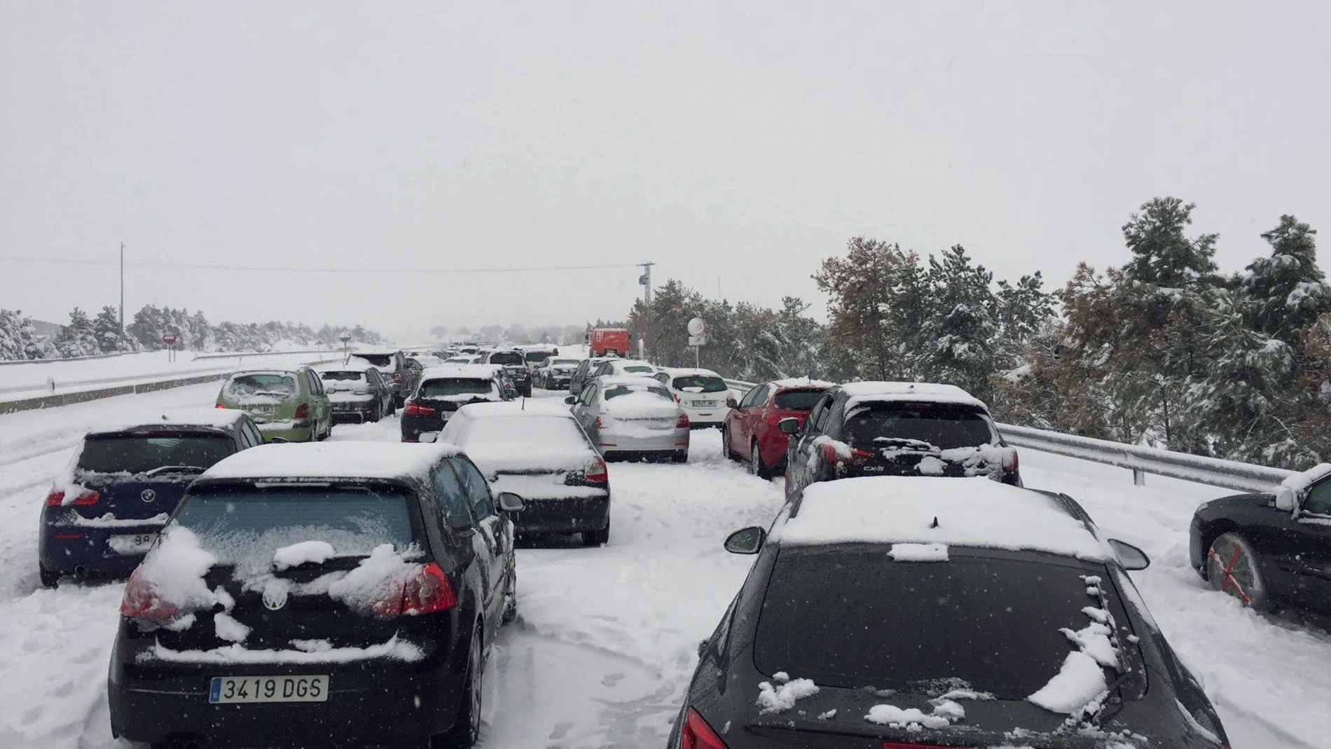 Coches atrapados en la AP-6 por la nieve Coches atrapados en la AP-6 por la nieve