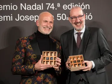 Alejandro Palomas (izquierda) posa con su premio Nadal junto a Antoni Bassas, ganador del Premio Josep Pla Alejandro Palomas (izquierda) posa con su premio Nadal junto a Antoni Bassas, ganador del Premio Josep Pla