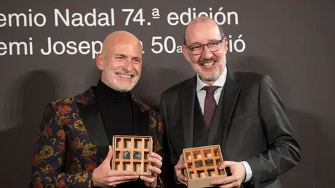Alejandro Palomas (izquierda) posa con su premio Nadal junto a Antoni Bassas, ganador del Premio Josep Pla Alejandro Palomas (izquierda) posa con su premio Nadal junto a Antoni Bassas, ganador del Premio Josep Pla