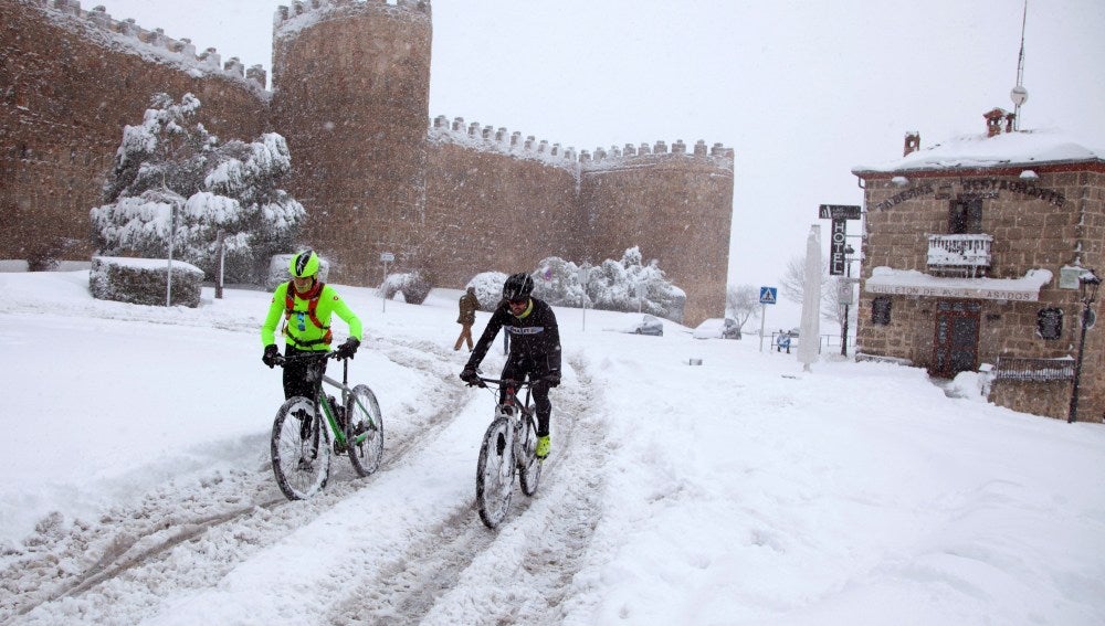 Ciclistas ante la muralla de Ávila
