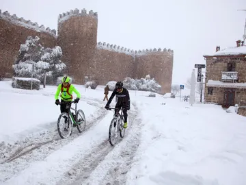 Ciclistas ante la muralla de Ávila Ciclistas ante la muralla de Ávila