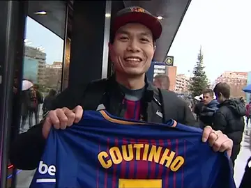 La afición del Barcelona, sobre el fichaje de Coutinho: "Es un buen jugador, pero el precio es desorbitado" La afición del Barcelona, sobre el fichaje de Coutinho: "Es un buen jugador, pero el precio es desorbitado"