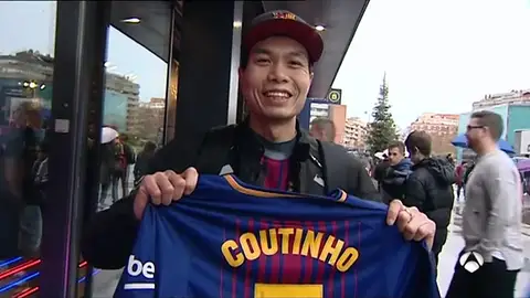 La afición del Barcelona, sobre el fichaje de Coutinho: "Es un buen jugador, pero el precio es desorbitado" La afición del Barcelona, sobre el fichaje de Coutinho: "Es un buen jugador, pero el precio es desorbitado"