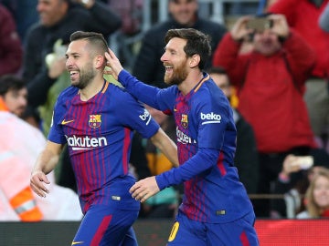 Messi y Alba celebrando el primer gol