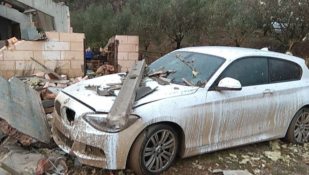 Coche destruido en Cistella por los efectos del temporal