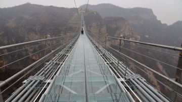 Vista del nuevo puente de cristal más largo del mundo