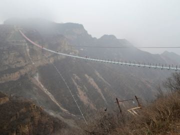 China "flota" en el cielo con un nuevo puente de cristal de récord