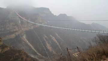 China "flota" en el cielo con un nuevo puente de cristal de récord