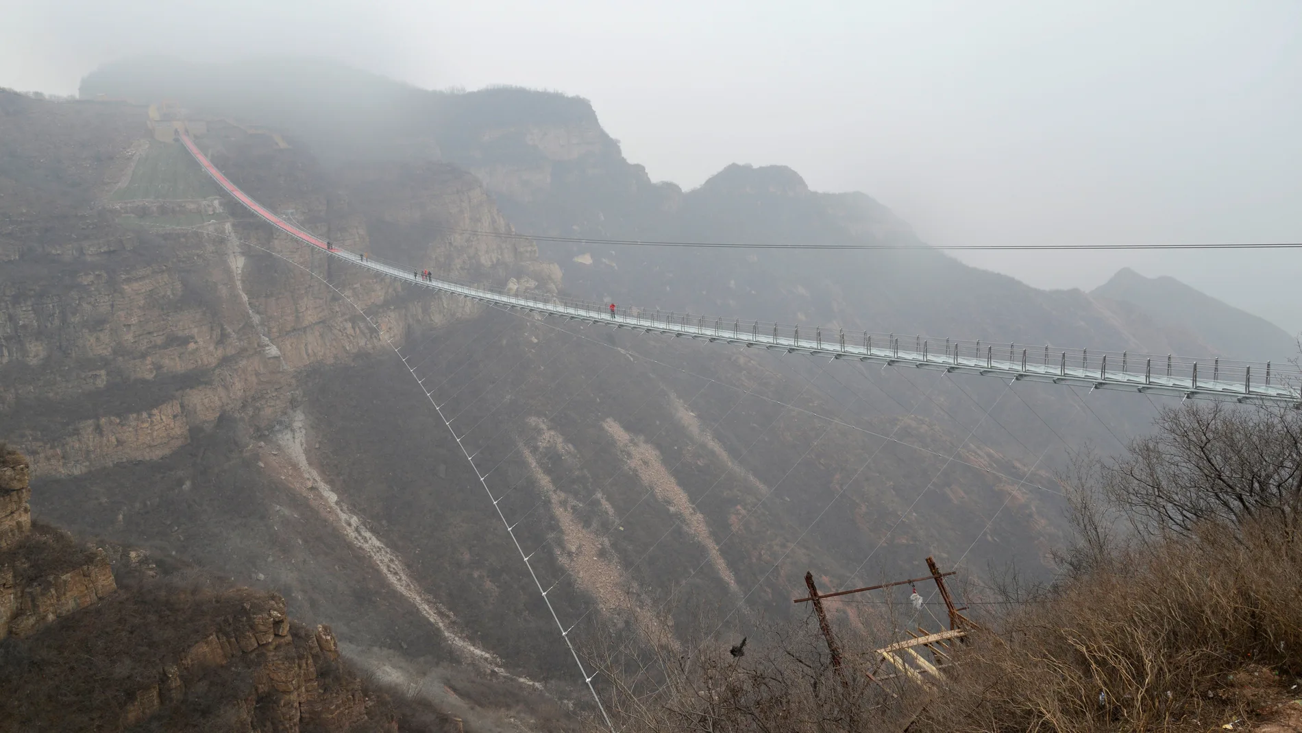 China "flota" en el cielo con un nuevo puente de cristal de récord China "flota" en el cielo con un nuevo puente de cristal de récord