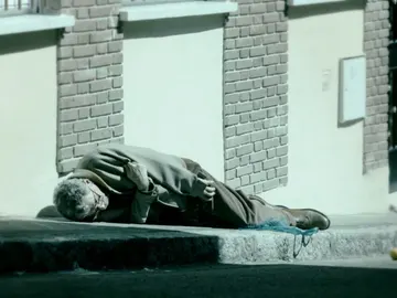 El padre de Miguel sufre un infarto y se desploma en plena calle El padre de Miguel sufre un infarto y se desploma en plena calle