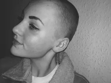 Niamh Baldwin, la adolescente de 14 años castigada por raparse para ayudar a enfermos de cáncer Niamh Baldwin, la adolescente de 14 años castigada por raparse para ayudar a enfermos de cáncer