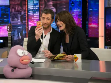 Carla Bruni impresiona cantando ‘La raja de tu falda’ de Estopa Carla Bruni impresiona cantando ‘La raja de tu falda’ de Estopa