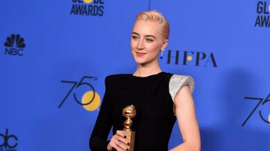 Los ganadores de los Globos de Oro 2018 posan con sus premios