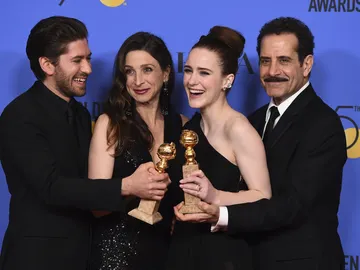 El equipo de 'The Marvelous Mrs. Maisel' con su premio a la mejor comedia El equipo de 'The Marvelous Mrs. Maisel' con su premio a la mejor comedia