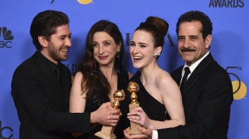 El equipo de 'The Marvelous Mrs. Maisel' con su premio a la mejor comedia