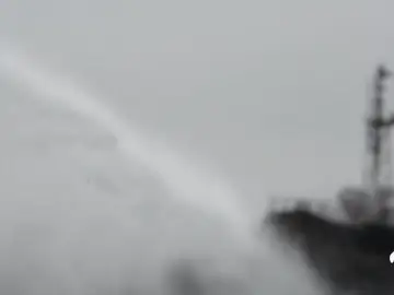 El incendio de un petrolero iraní con el doble de carga que el Prestige mantiene en vilo a China El incendio de un petrolero iraní con el doble de carga que el Prestige mantiene en vilo a China