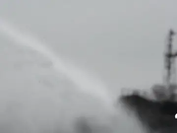 El incendio de un petrolero iraní con el doble de carga que el Prestige mantiene en vilo a China El incendio de un petrolero iraní con el doble de carga que el Prestige mantiene en vilo a China