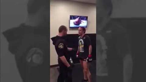 Un entrenador abofetea a su luchadora, una estrella de la UFC Un entrenador abofetea a su luchadora, una estrella de la UFC