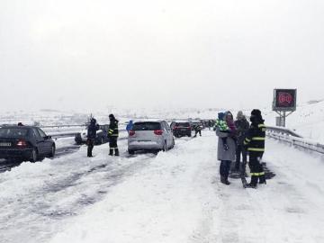 Miembros de la UME ayudan a desbloquear coches atrapados por la nieve