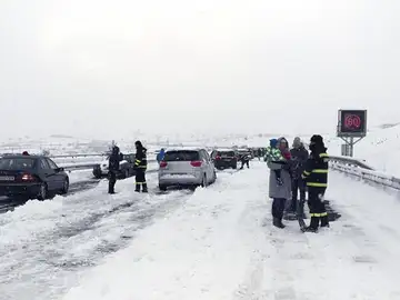 Miembros de la UME ayudan a desbloquear coches atrapados por la nieve Miembros de la UME ayudan a desbloquear coches atrapados por la nieve