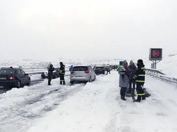 Miembros de la UME ayudan a desbloquear coches atrapados por la nieve Miembros de la UME ayudan a desbloquear coches atrapados por la nieve