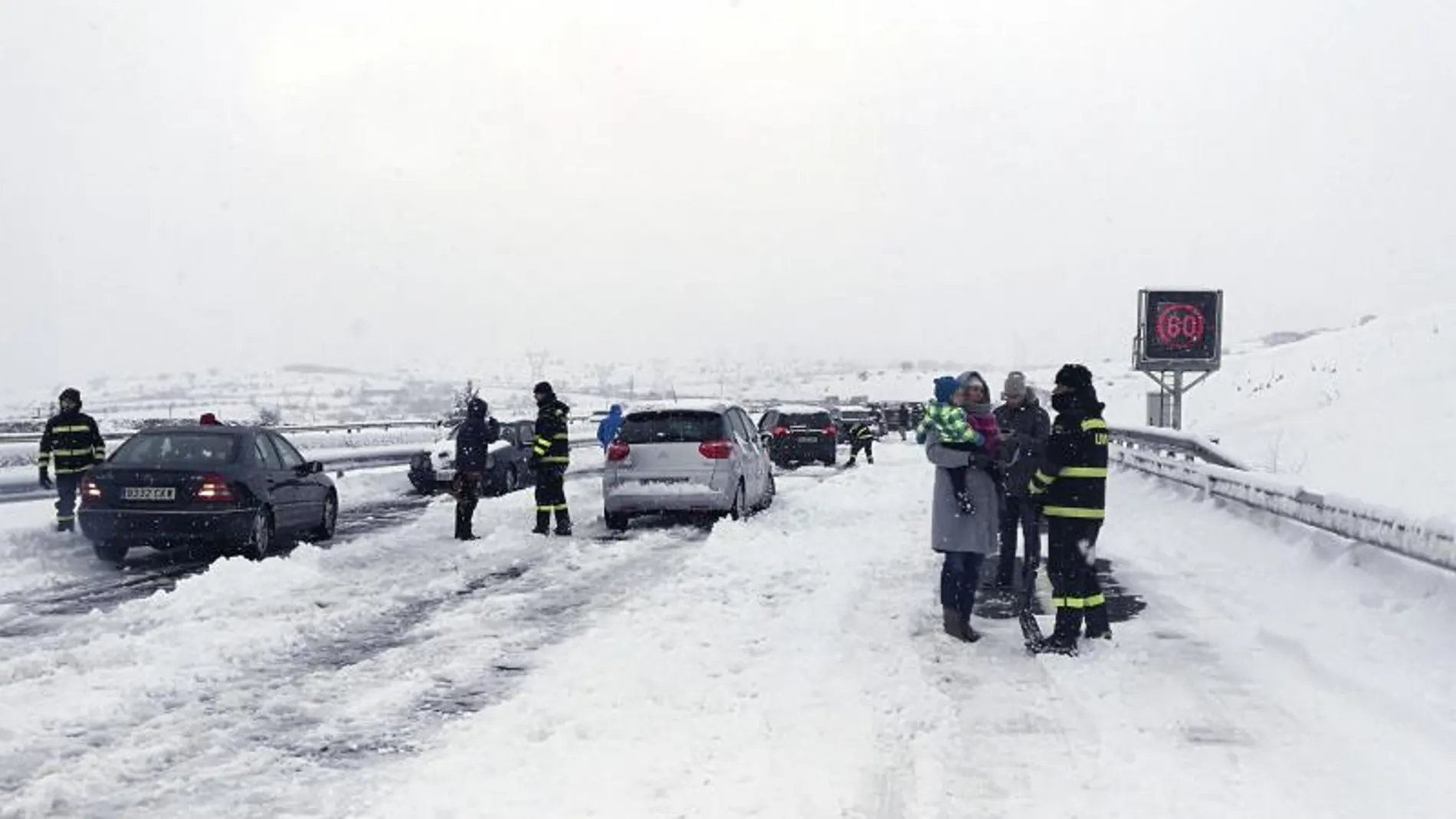 Miembros de la UME ayudan a desbloquear coches atrapados por la nieve