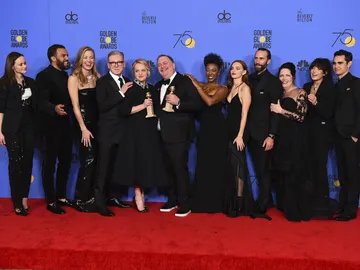 El equipo de 'El Cuento de la Criada' con su premio El equipo de 'El Cuento de la Criada' con su premio