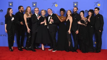 El equipo de 'El Cuento de la Criada' con su premio