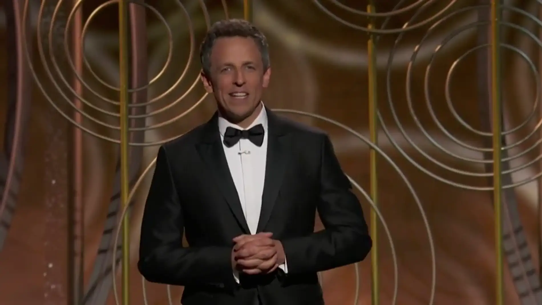 Seth Meyers no se olvida de Harvey Weinstein en el monólogo inicial de los Globos de Oro