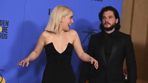 Divertido momento entre Emilia Clarke y Kit Harington Globos de Oro 2018