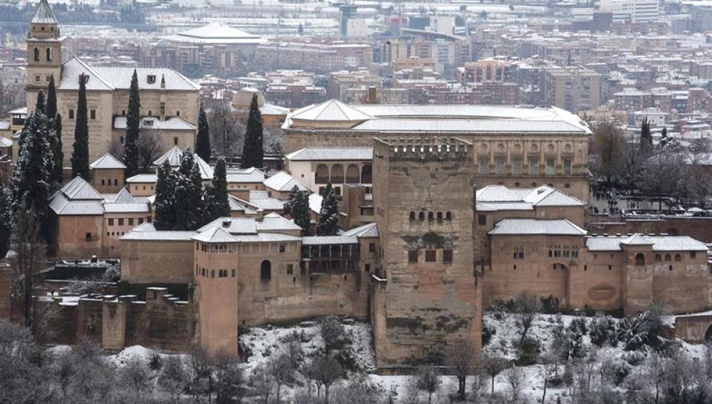 Vista general de la Alhambra de Granada nevada