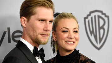 Kaley Cuoco y su prometido Karl Cook