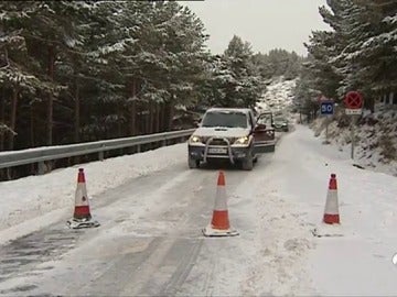El temporal de nieve deja una treintena vehículos atascados en la localidad malagueña de Ronda