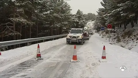 El temporal de nieve deja una treintena vehículos atascados en la localidad malagueña de Ronda El temporal de nieve deja una treintena vehículos atascados en la localidad malagueña de Ronda