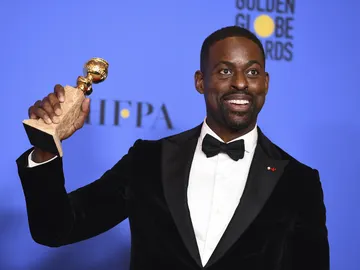 Sterling K. Brown con su premio por 'This is us' Sterling K. Brown con su premio por 'This is us'