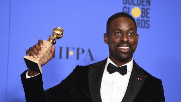 Sterling K. Brown con su premio por 'This is us'