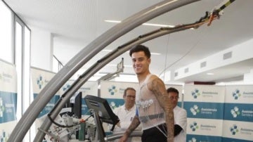 Coutinho pasando reconocimiento médico