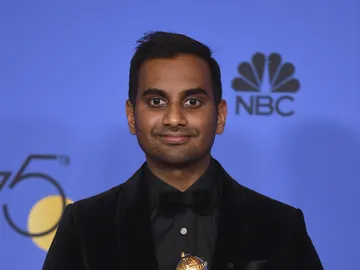 Aziz Ansari con su premio por 'Master of None' Aziz Ansari con su premio por 'Master of None'